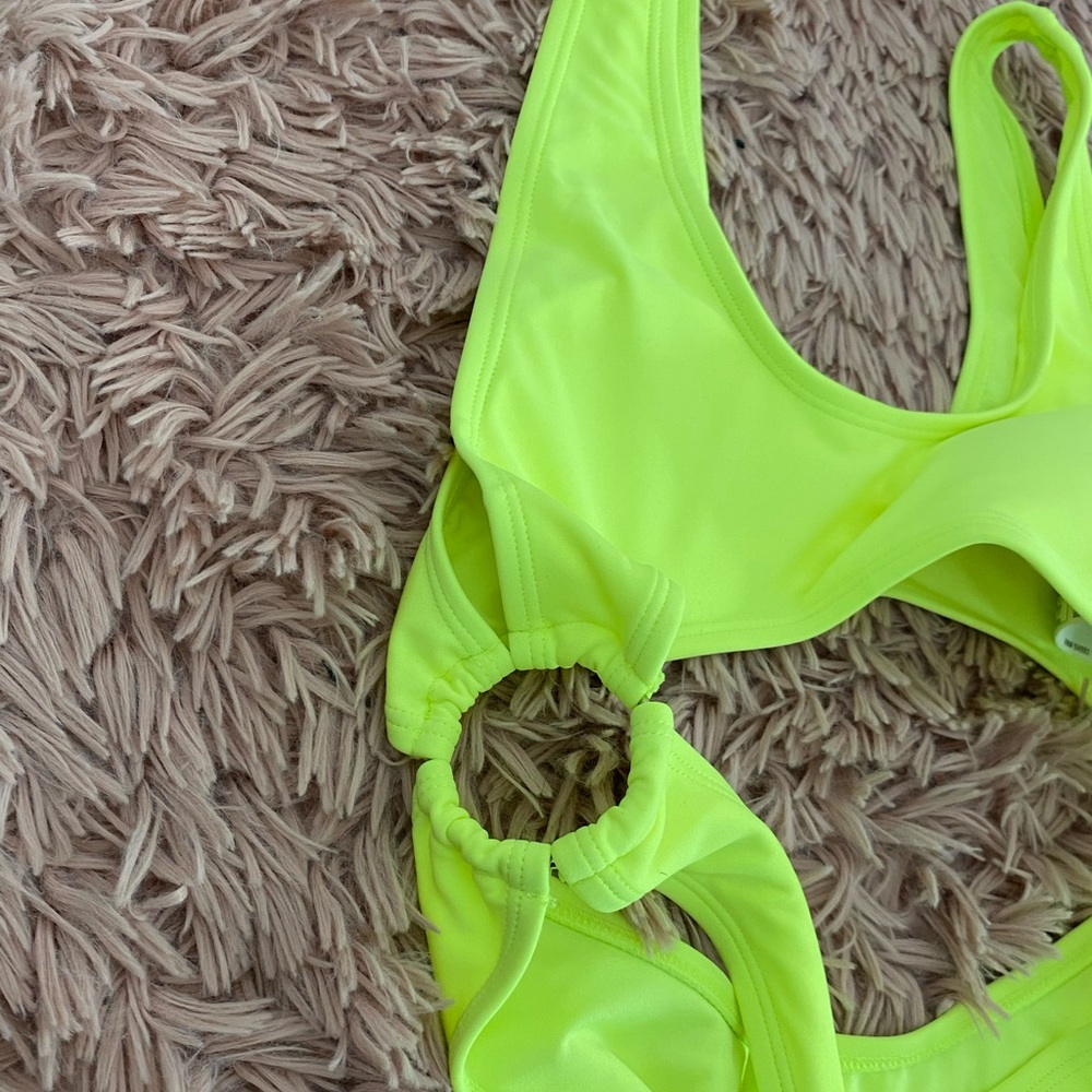 Bikini - Picture 2 of 4